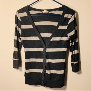 💁🏾‍♀️ Woman’s Grey Striped Cardigan 🎀